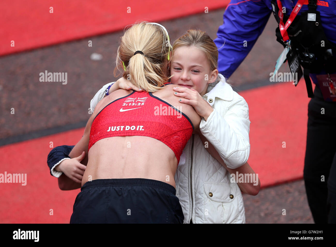 Leichtathletik - Virgin Money London Marathon 2015. Paula Radcliffe umarmt ihre Tochter Isla, nachdem sie den Virgin Money London Marathon 2015 absolviert hat. Stockfoto