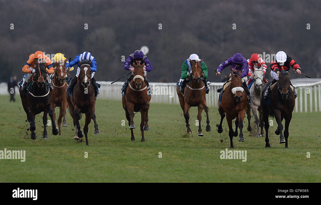 Mulaaseq unter Paul Hanagan (Mitte links) gewinnt den Project Polar Maiden Stakes während des Lincoln Family Fun Day auf der Doncaster Racecourse. Stockfoto