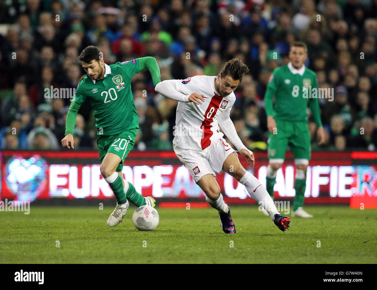 Der irische Wes Hoolahan (links) und der polnische Grzegorz Krychowiak kämpfen während der UEFA Euro 2016 Qualifikation im Aviva Stadium, Dublin, Irland, um den Ball. Stockfoto