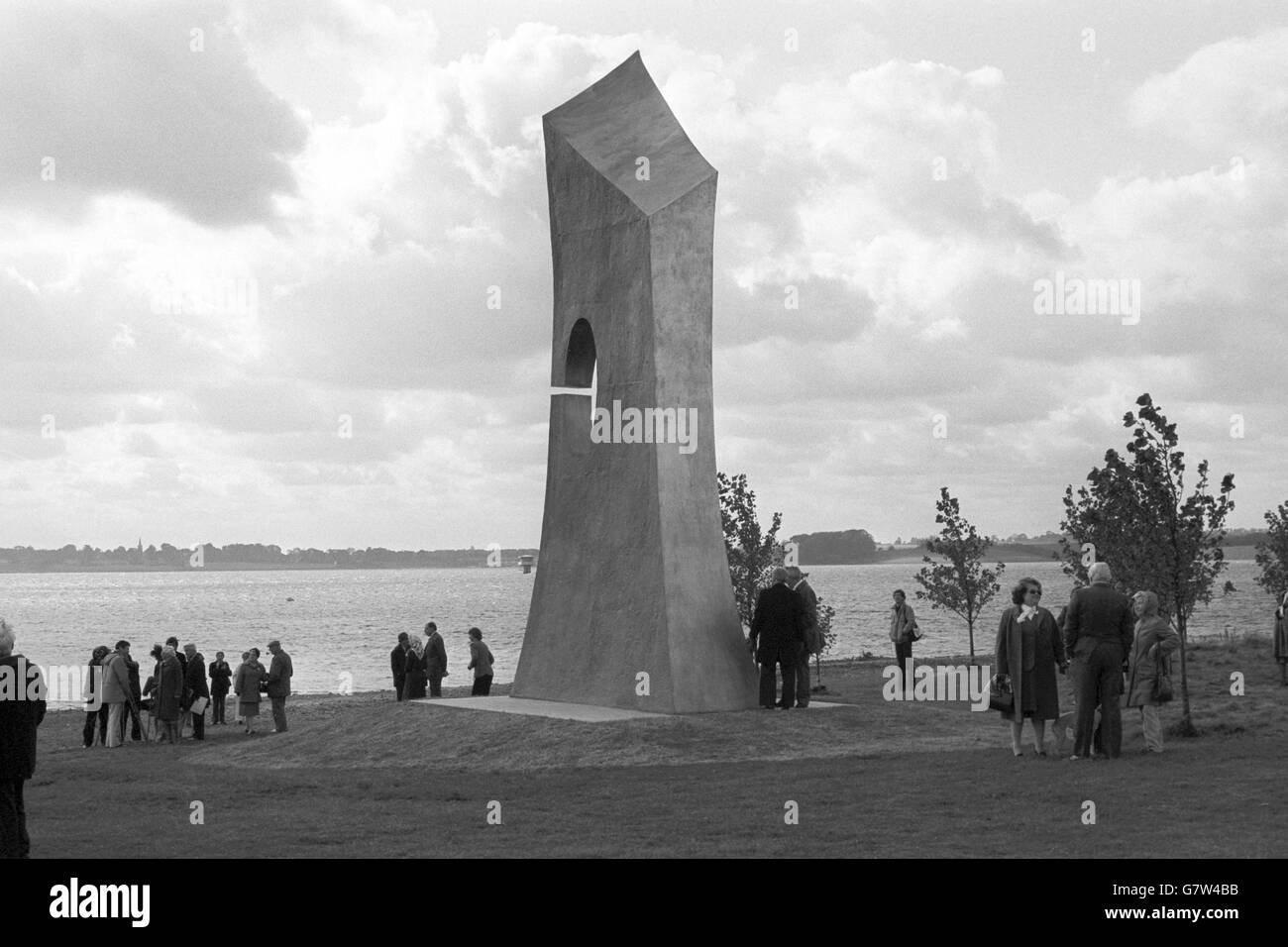 Der große Turm in Rutland Water, Leicestershire, der heute von Dame Sylvia Crower enthüllt wurde. Dame Sylvia Crowe gestaltete den See und seine Umgebung, den größten künstlichen See in Großbritannien, an zweiter Stelle nur in der Größe Windermere. Die Bronze, vom Bildhauer Alexander, ist die größte einzelne Bronzeskulptur der Neuzeit. Stockfoto