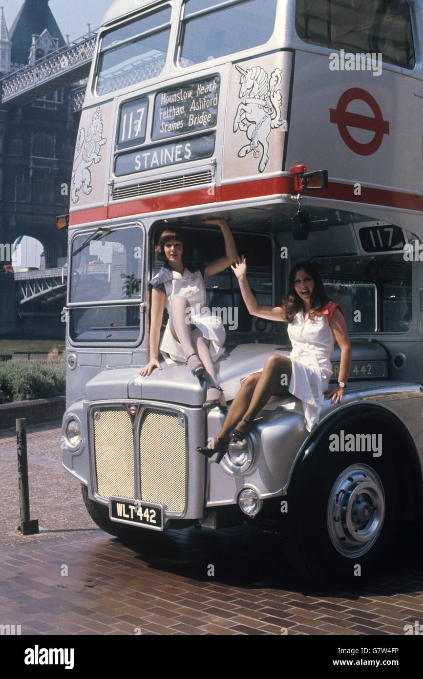 Einer der 25 silbernen Doppeldeckerbusse, speziell bemalt zum Silberjubiläum der Königin, abgebildet vor der Tower Bridge. Bild im Bus Christine Naret-Barnes, 20, aus Portsmouth und Susan Wright, 21, aus Edinburgh (r). Stockfoto