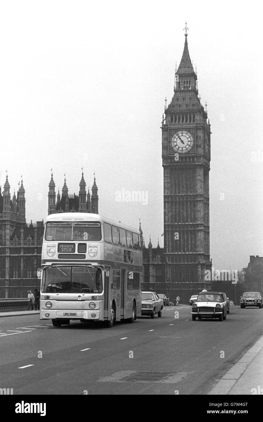 Einer von 25 geplanten silbernen Londoner Bussen auf der Westminster Bridge mit Big Ben im Hintergrund. Die Busse sind der Beitrag von London Transport zur Feier des Silberjubiläums. Stockfoto
