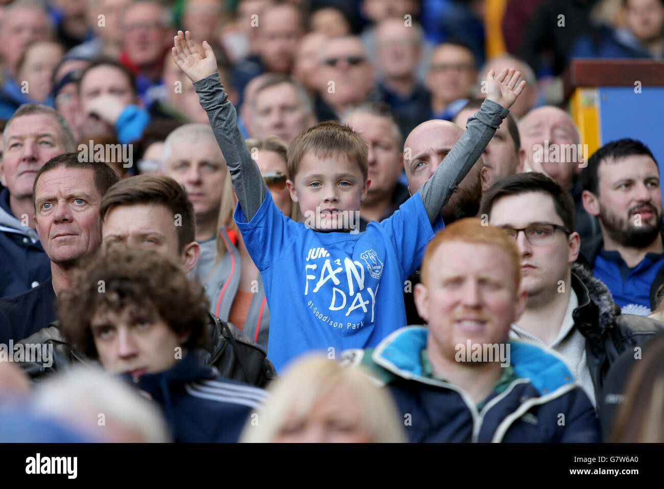 Ein junger Everton-Fan zeigt seine Unterstützung in der Menge beim Spiel der Barclays Premier League im Goodison Park, Liverpool. DRÜCKEN SIE VERBANDSFOTO. Bilddatum: Samstag, 4. April 2015. Siehe PA Geschichte FUSSBALL Everton. Bildnachweis sollte lauten: Peter Byrne/PA Wire. Stockfoto