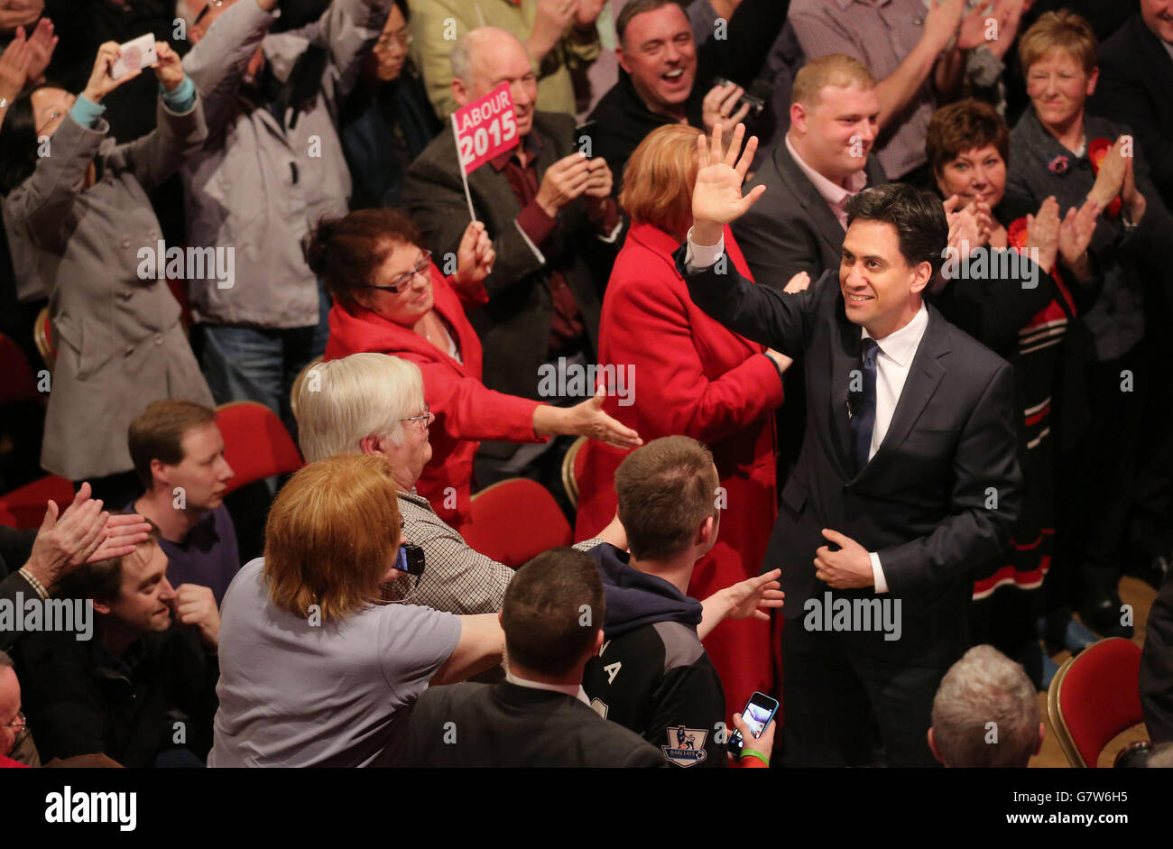 Arbeiterführer Ed Miliband wird von Unterstützern in Parr Hall, Warrington, begrüßt. Stockfoto