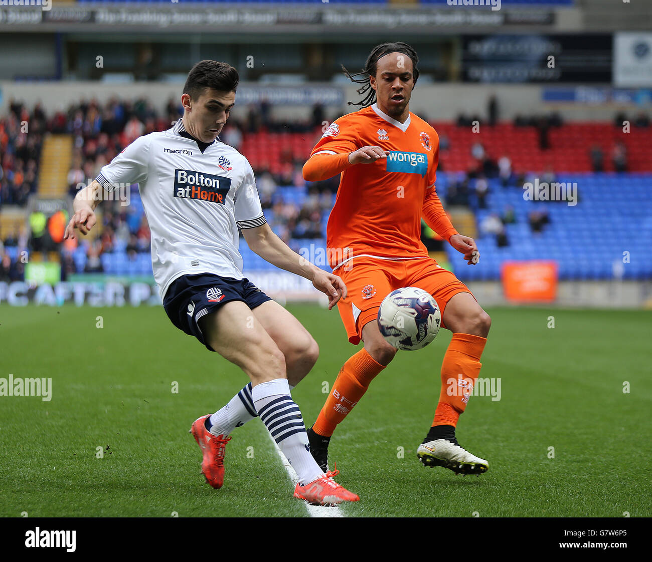 Fußball - Sky Bet Championship - Bolton Wanderers gegen Blackpool - Macron Stadium. Tom Walker von Bolton Wanderers und Charles Dunne von Blackpool Stockfoto
