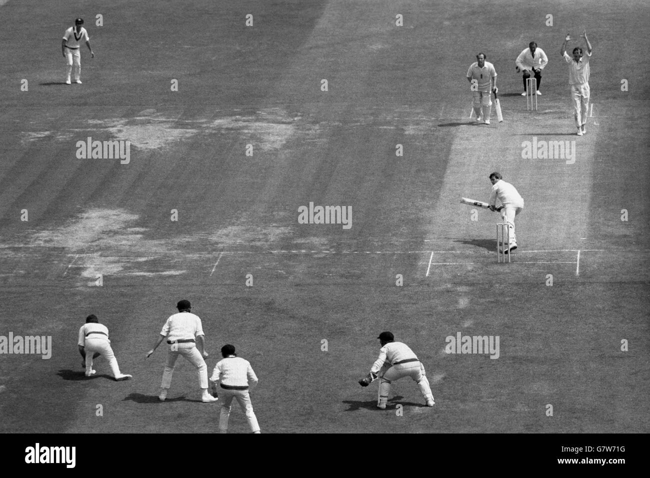 Der englische Schlagmann John Price hat sich von Greg Chappell von einem Ball von Bob Massie (oben rechts, Arme angehoben) in die Rutschen eingefangen, nachdem er in einem englischen Last-Wicket-Stand bei Lord's eine Gallant 19 erzielt hatte. Der andere Schlagmann ist ungeschlagene Norman Gifford, der 16 gemacht hatte. England war für 116 da und Australien brauchte 81, um den zweiten Test zu gewinnen. Massie hatte 8 für 53 geholt, was ihm die Spielzahlen von 16 für 127 einbrachte, die drittbeste in der Testgeschichte. Stockfoto