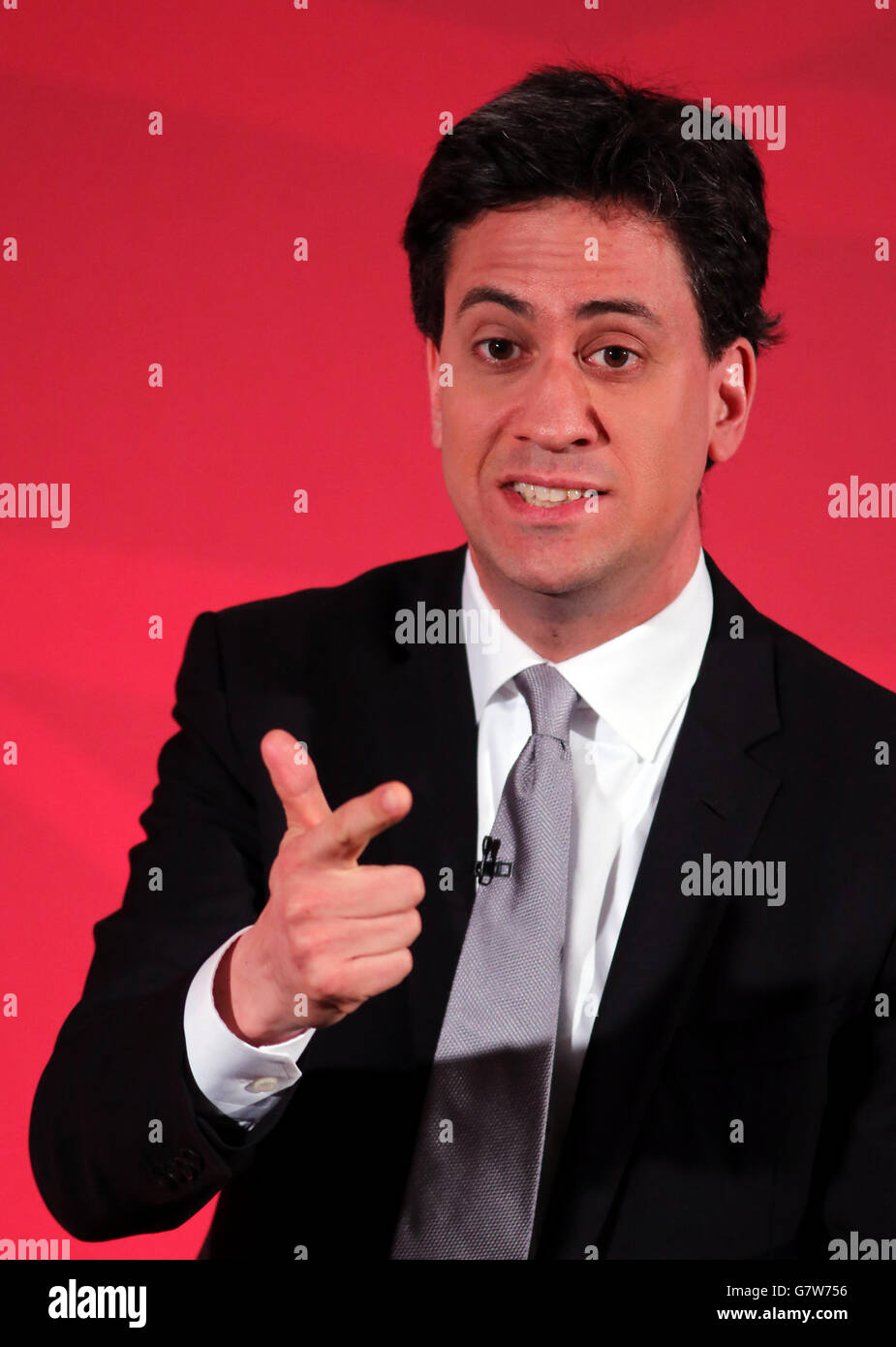 Der Gewerkschaftsführer Ed Miliband spricht während einer Pressekonferenz in London, als die Partei ihr Bildungsmanifest mit der Zusage lancierte, allen Teenagern persönliche Ratschläge zu geben, um zu verhindern, dass ihnen Türen "verschlossen" werden, während sie sich auf die Arbeit vorbereiten. Stockfoto