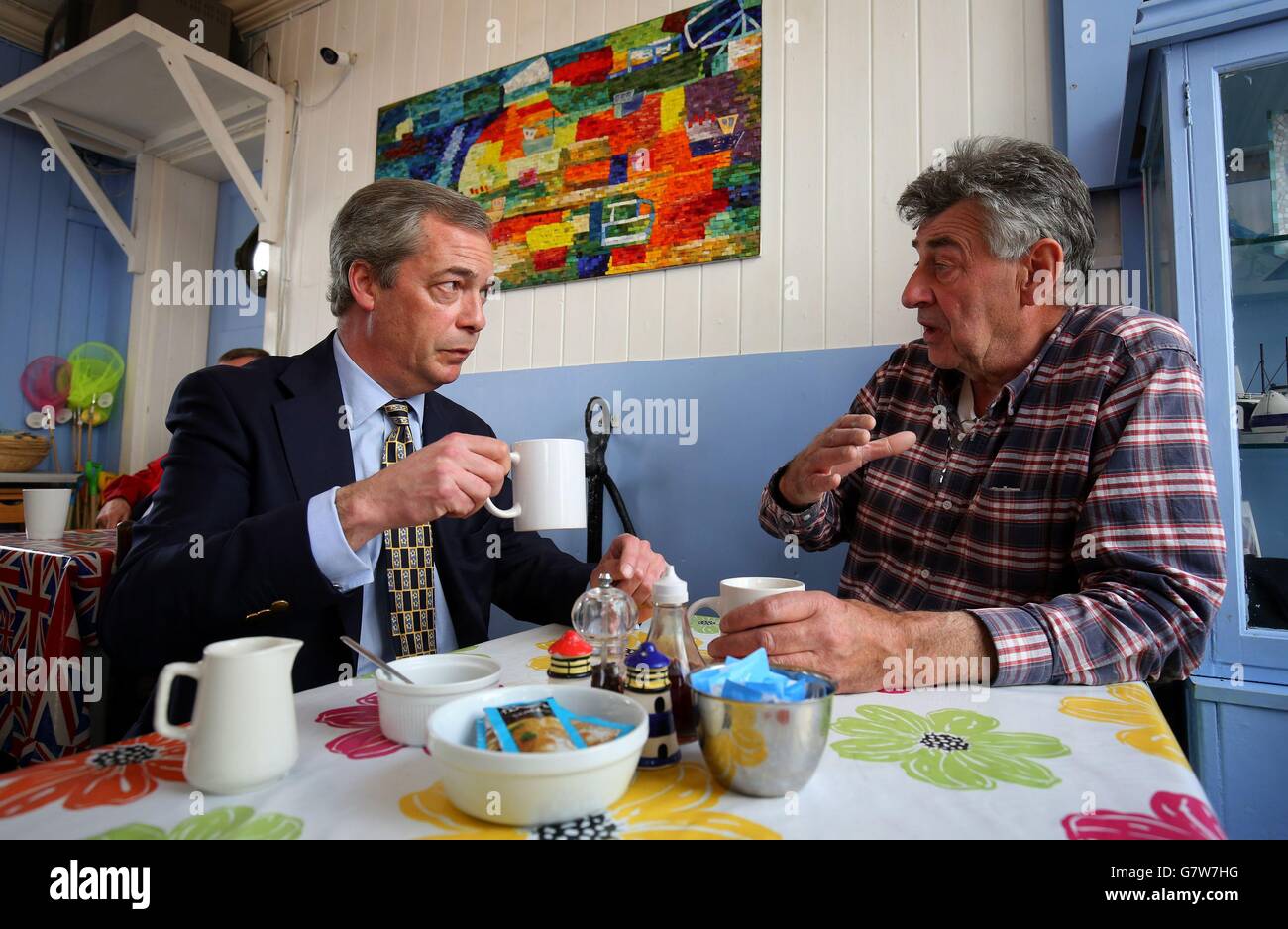 Der UKIP-Führer Nigel Farage trifft John Nichols von der Thanet Fishing Association während eines Besuchs in Broadstairs, Kent, während er seine Kampagne für den Sitz von South Thanet bei den Parlamentswahlen fortsetzt. Stockfoto