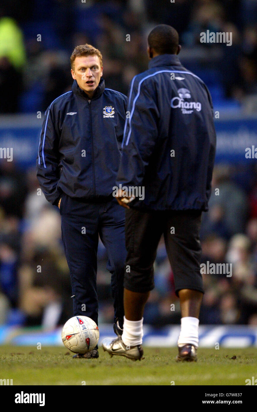 Fußball - FA Cup - Fünfte Runde - Everton gegen Manchester United - Goodison Park. Evertons Manager David Moyes plaudert mit Joseph Yobo Stockfoto