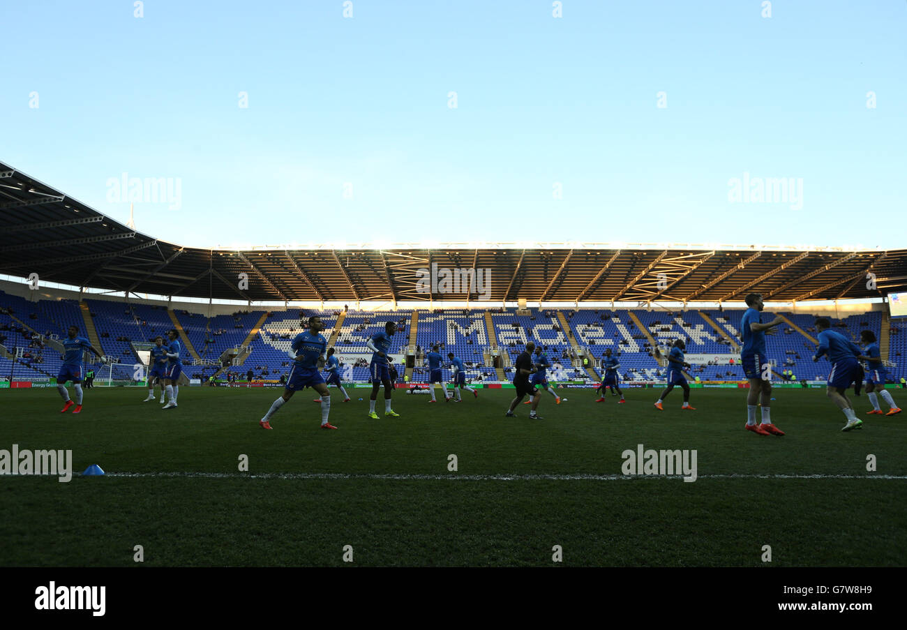 Fußball - Sky Bet Championship - Reading / AFC Bournemouth - Madejski Stadium. Allgemeine Ansicht der Spieler von Reading, die sich aufwärmen Stockfoto