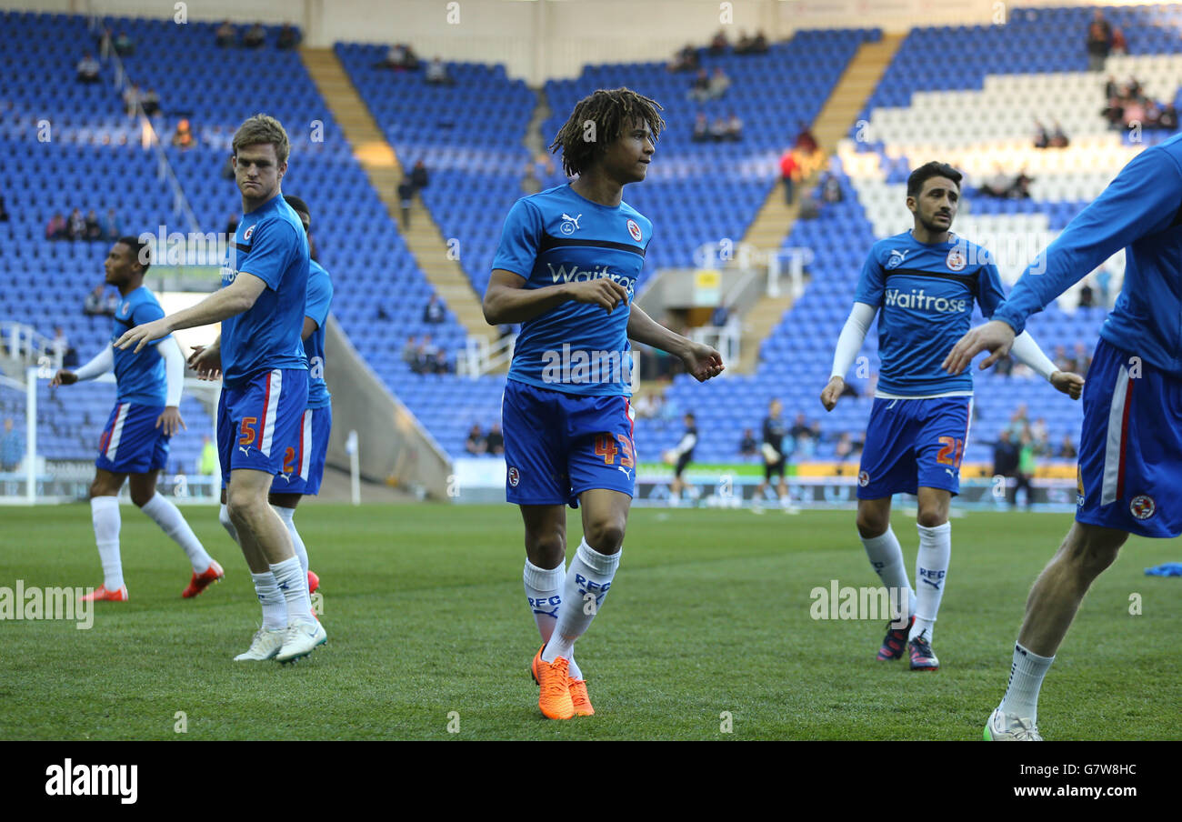 Fußball - Sky Bet Championship - Reading / AFC Bournemouth - Madejski Stadium. Nathan Ake wärmt sich auf Stockfoto