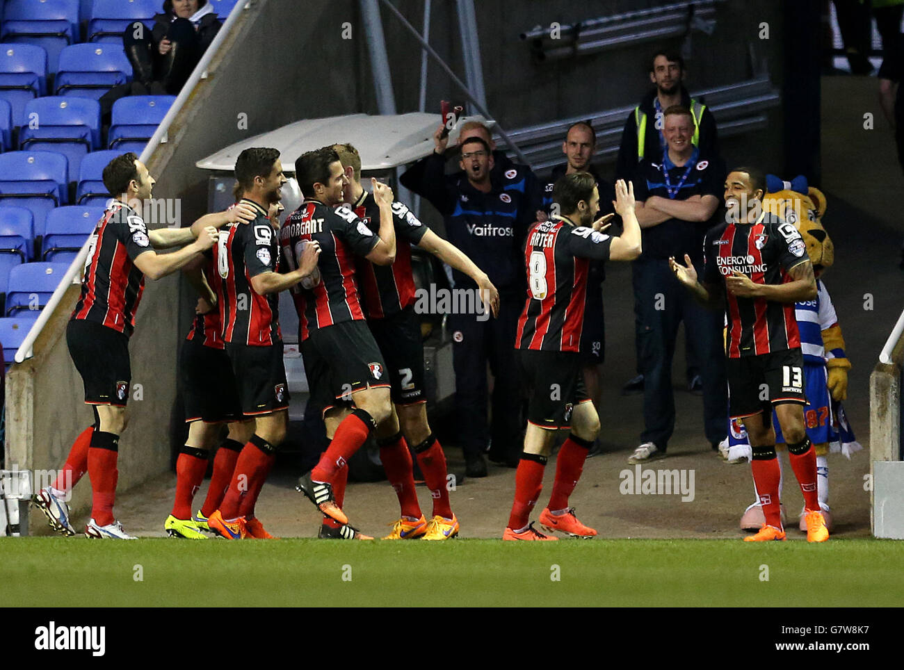 AFC Bournemouth Callum Wilson (rechts) feiert das erste Tor seiner Seite Tor mit Teamkollegen Stockfoto