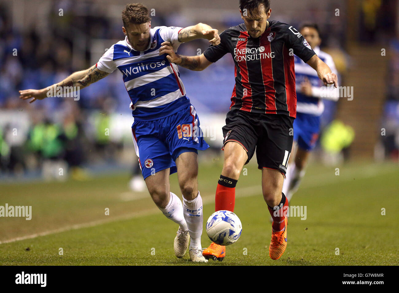 Reading ist Jamie Mackie (links) und AFC Bournemouth Charlie Daniels in Aktion Stockfoto