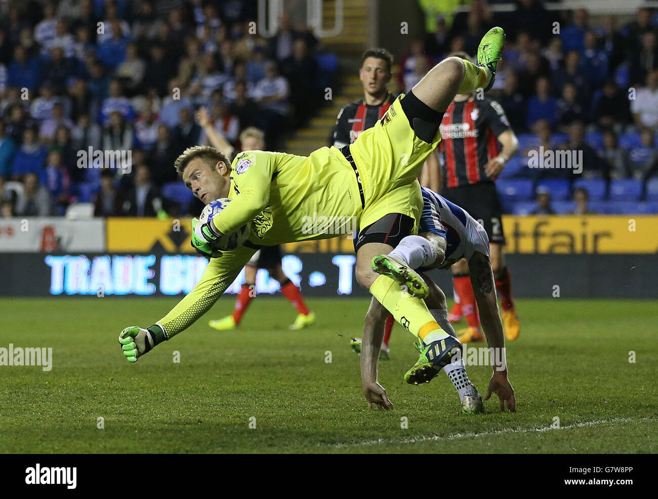 Jamie Mackie von Reading und AFC Bournemouth Artur Boruc treffen aufeinander Stockfoto