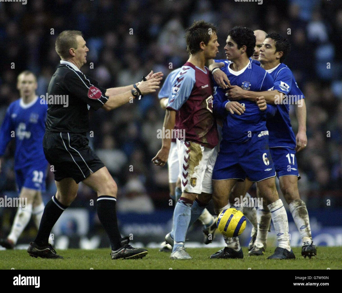 Aston Villa's Lee Hendrie (2. Links) Wird von Schiedsrichter Graham Poll (links) nach dem Zusammenprallen gebucht Mit Everton's Mikel Arteta (2. Rechts) Stockfoto