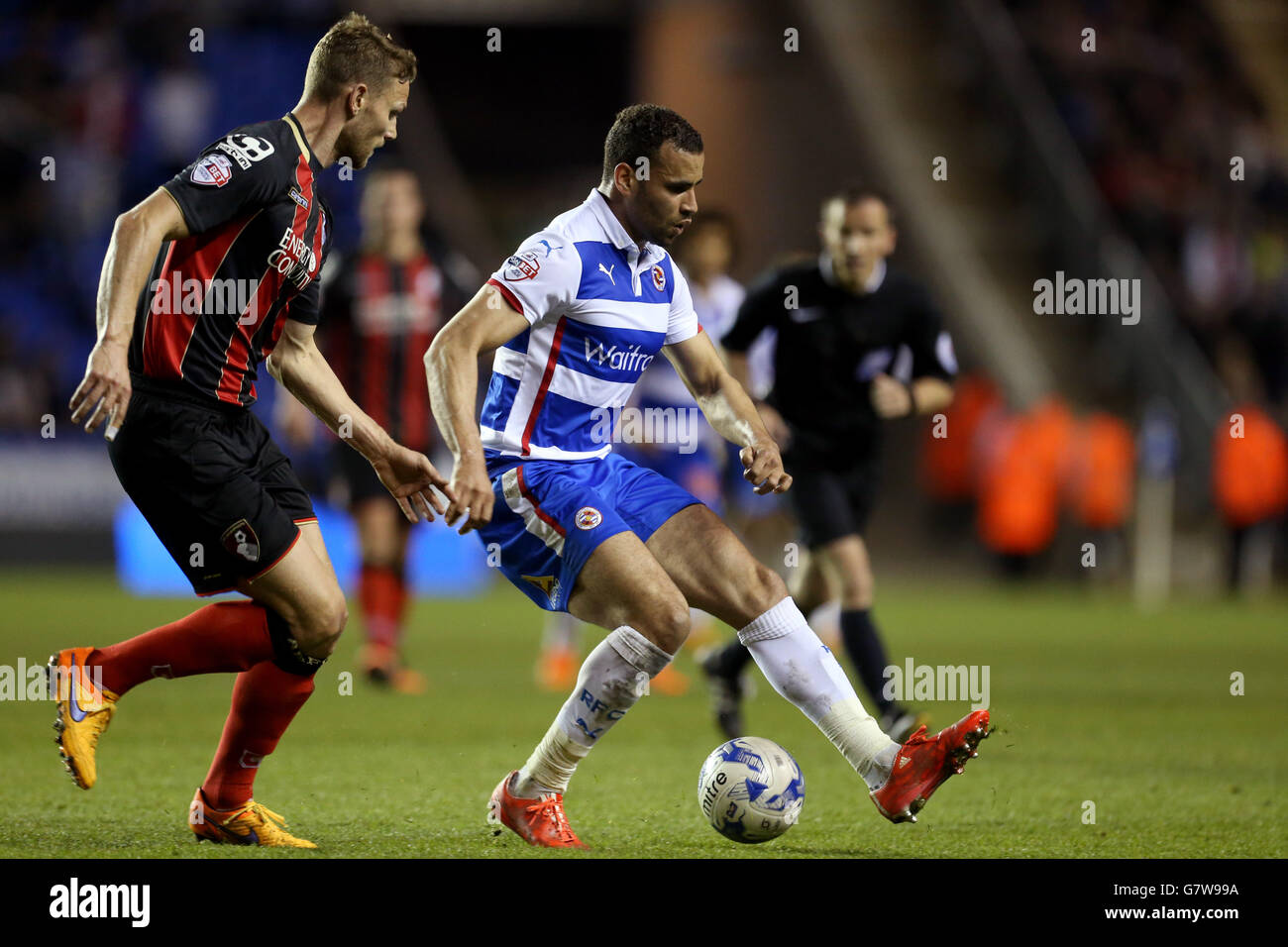 Fußball - Sky Bet Championship - Reading / AFC Bournemouth - Madejski Stadium. Reading's Hal Robson-Kanu und Andrew Surman von AFC Bournemouth in Aktion Stockfoto