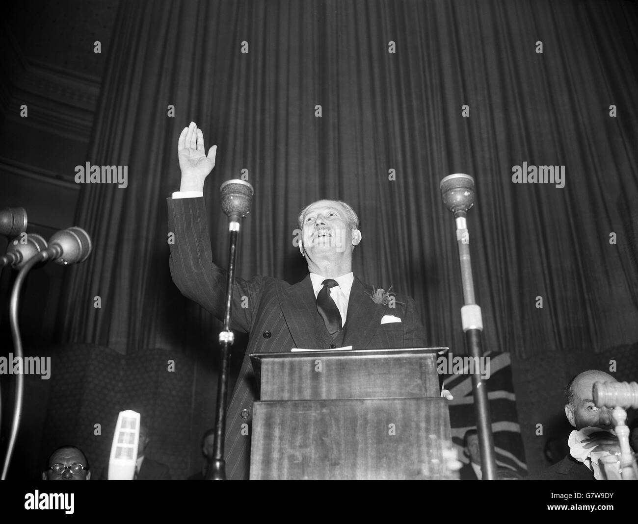 Der Premierminister Harold MacMillan betonte seine erste Betonung, als er bei einer Demonstration der Konservativen Partei in Preston, Lancashire, vor 2,000 Mitgliedern sprach. Stockfoto