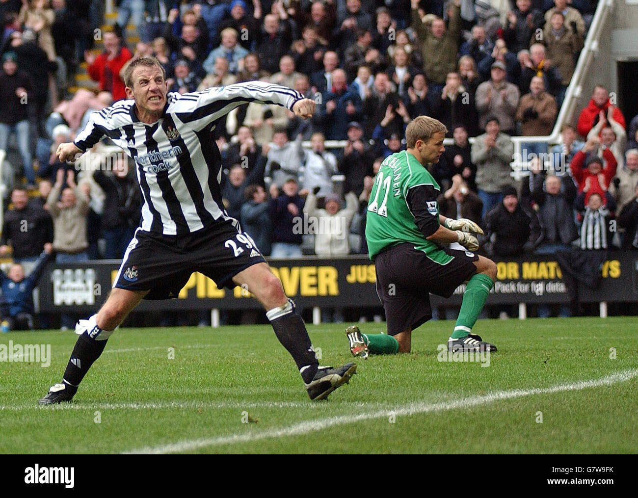 Fußball - FA Barclays Premiership - Newcastle United / Bolton Wanderers - St James' Park. Lee Bowyer von Newcastle United feiert Torreigen. Stockfoto