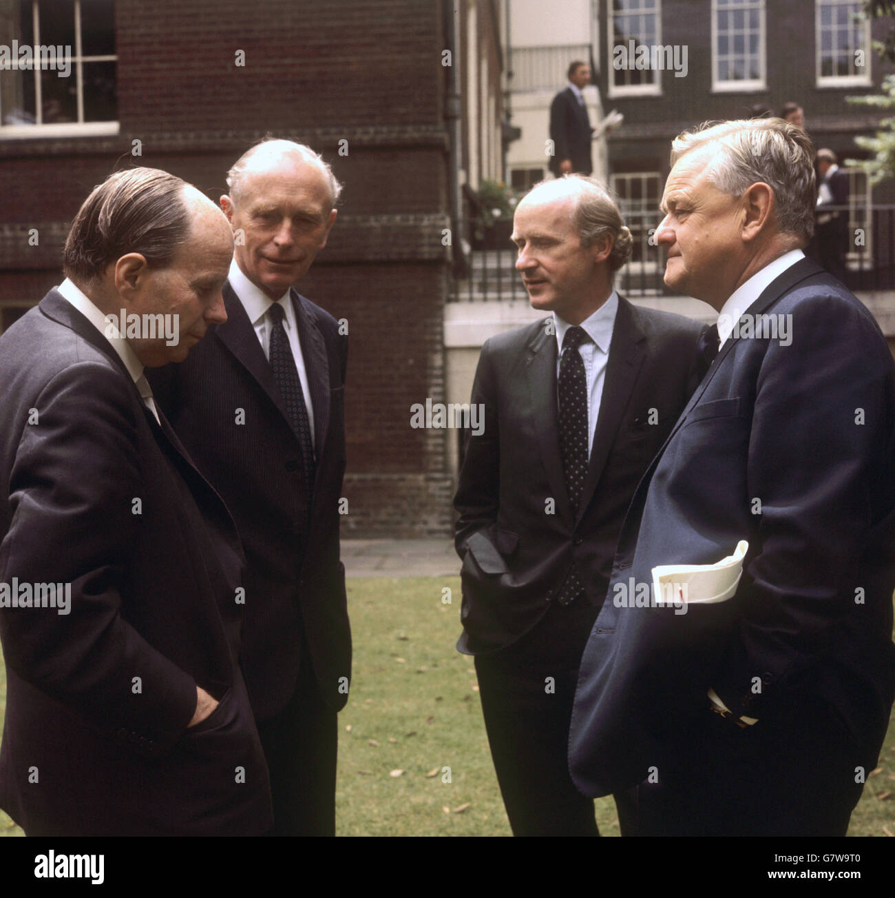 Das Kabinett im Garten von Nr. 10. (l-r) Iain Macleod (Schatzkanzler), Sir Alec Douglas-Home (Außenminister), Anthony Barber (Kanzler des Herzogtums Lancaster) und Quintin Hogg (Lord Chancellor). Stockfoto