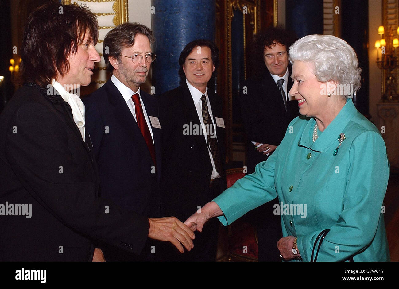 Britains Queen Elizabeth II trifft auf die legendären Gitarristen Jeff Beck, Eric Clapton, Jimmy Page und Brian May. Stockfoto