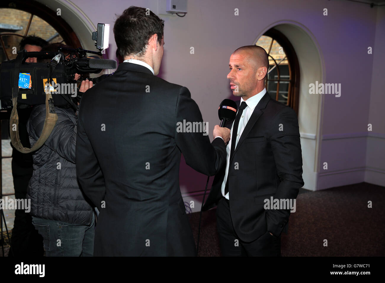 Kevin Phillips (rechts) wird bei den Football League Awards 2015 in der Brauerei in London interviewt. Stockfoto