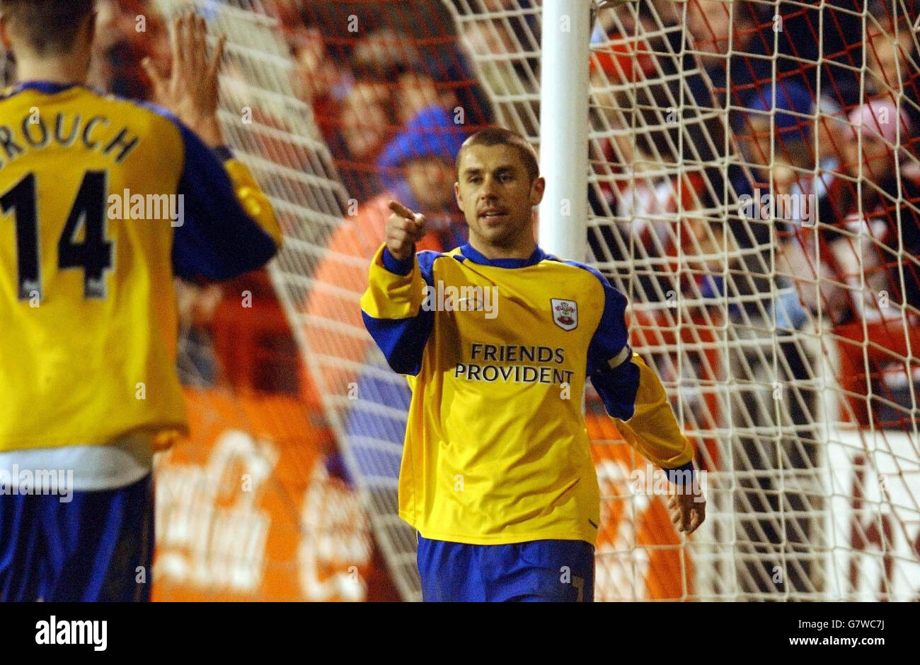 Fußball - FA Cup - Fünfte Runde - Replay - Brentford gegen Southampton - Griffin Park. Kevin Phillips (R) aus Southampton feiert mit Peter Crouch sein Tor gegen Brentford. Stockfoto
