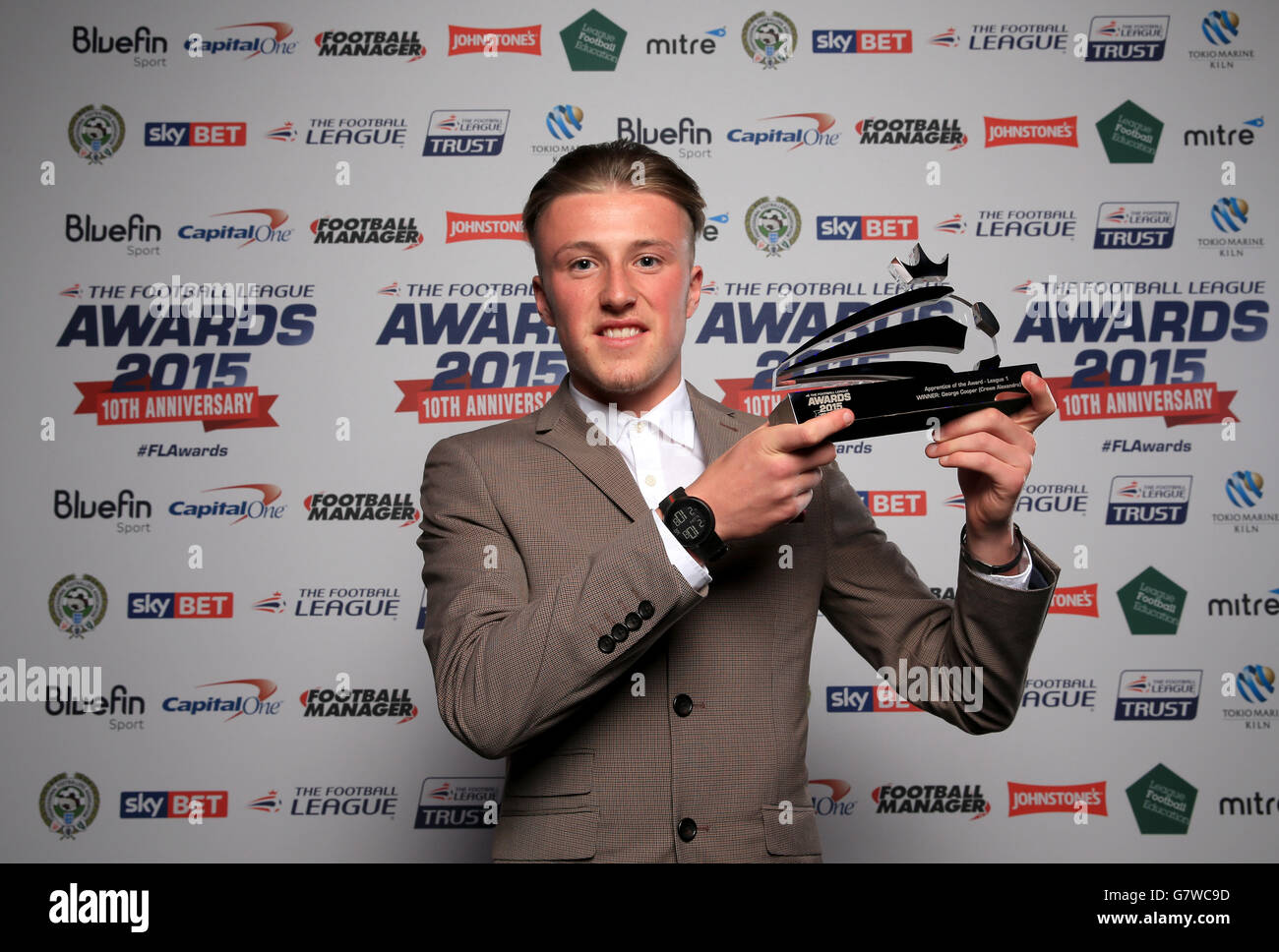 Crewe Alexandra's George Cooper mit dem League One Apprentice of the Year Award während der Football League Awards 2015 in der Brauerei in London. Stockfoto