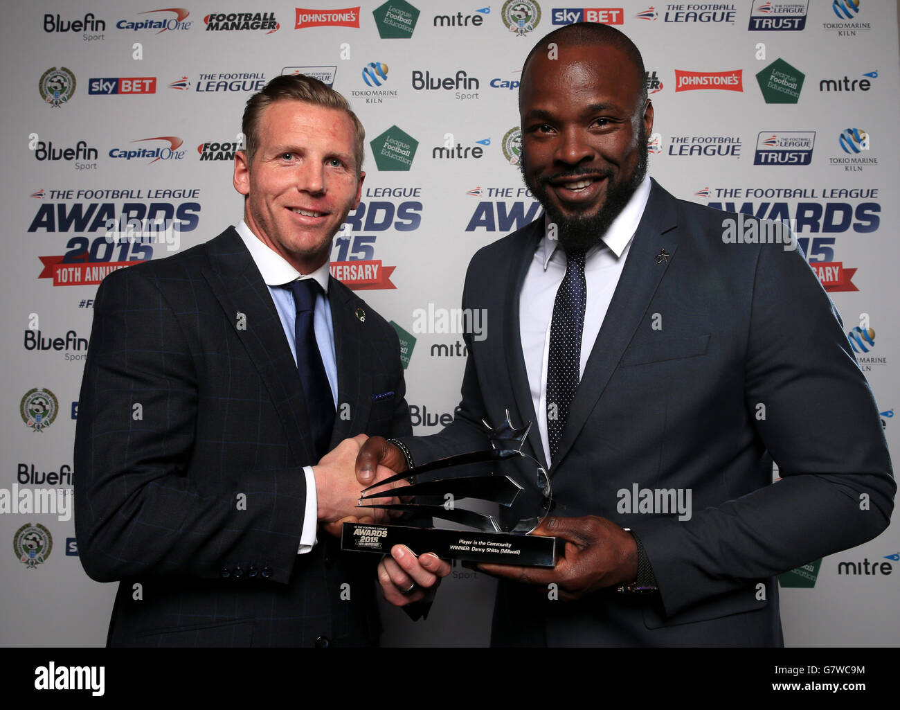 Millwalls Danny Shittu mit dem Player in the Community Award zusammen mit dem PFA-Vorsitzenden Ritchie Humphreys (links) während der Football League Awards 2015 in der Londoner Brauerei. Stockfoto