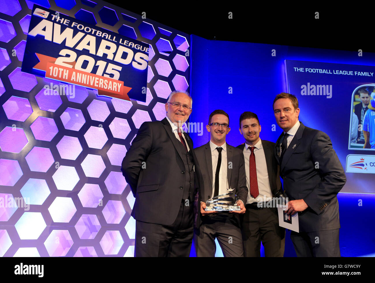 Colchester United Media Manager Matt Hudson (zweite links) und Tom Taylor (zweite rechts) mit dem Family Club of the Year Award während der Football League Awards 2015 in der Brauerei in London. Stockfoto