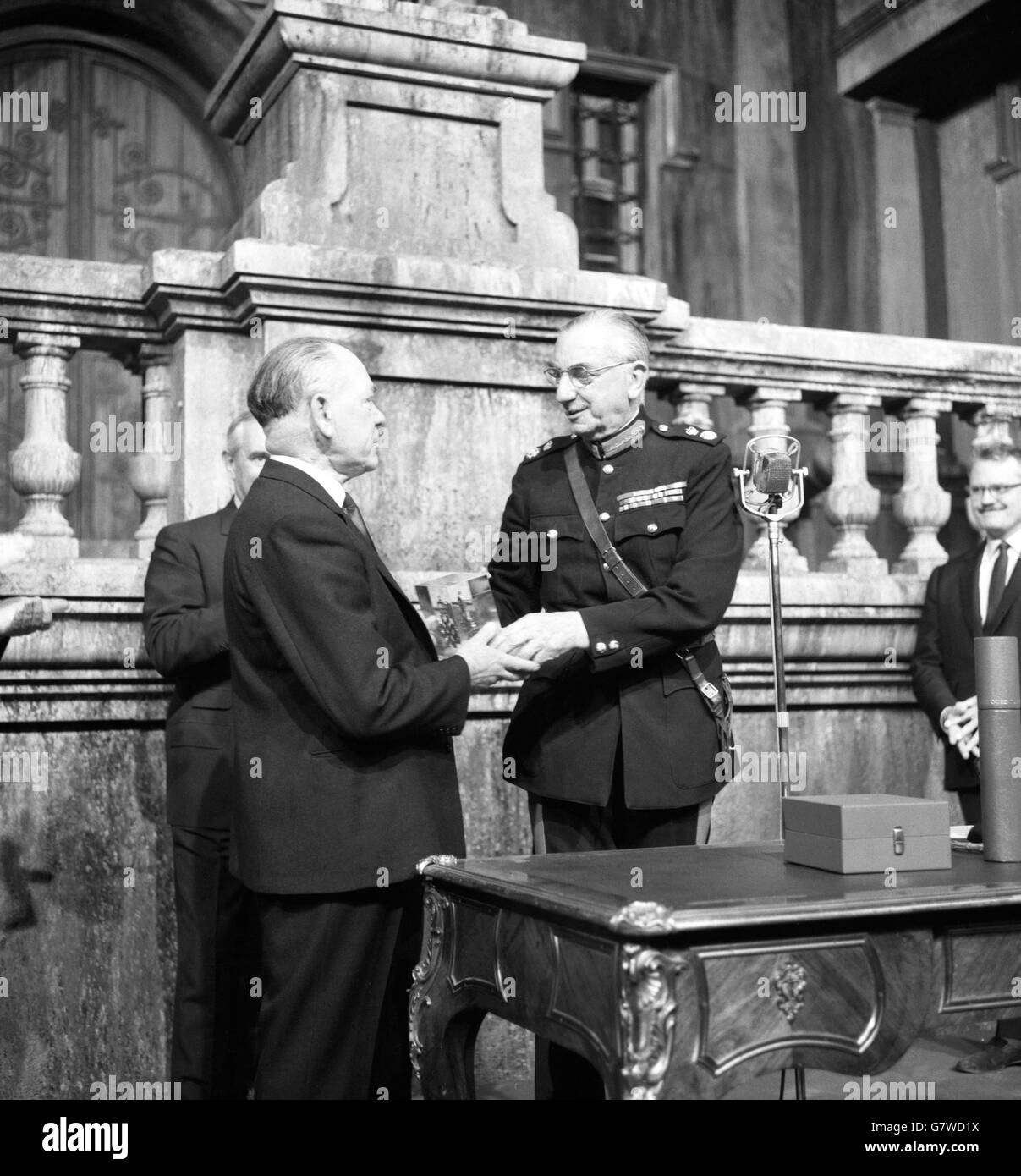Arthur Banks, Bauleiter und dienstältester Mitarbeiter von Hammer Films, erhält den Queen's Award für Industrie von Sir Henry Ford, Lord Lieutenant of Buckinghamshire. Die Auszeichnung der Filmgesellschaft wurde in den Pinewood Studios am Set ihres neuesten Films Dracula hat aus dem Grab auferstanden verliehen. Stockfoto