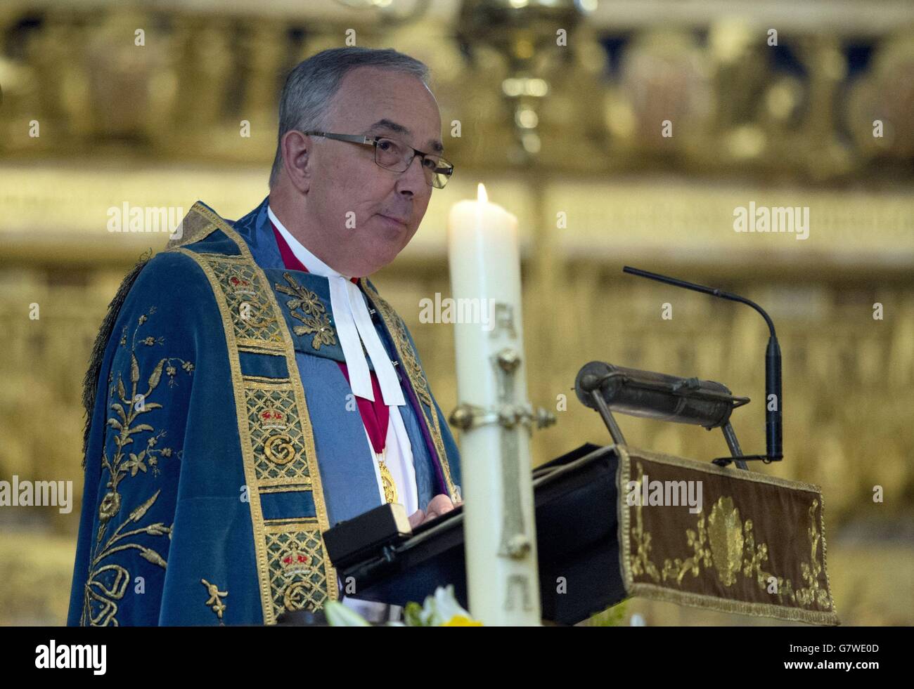 Der Dekan von Westminster, Dr. John Hall, spricht während des Gedenkdienstes in Westminster Abbey, London, um den hundertsten Jahrestag der Gallipoli-Kampagne und des Anzac-Tages zu begehen. Stockfoto