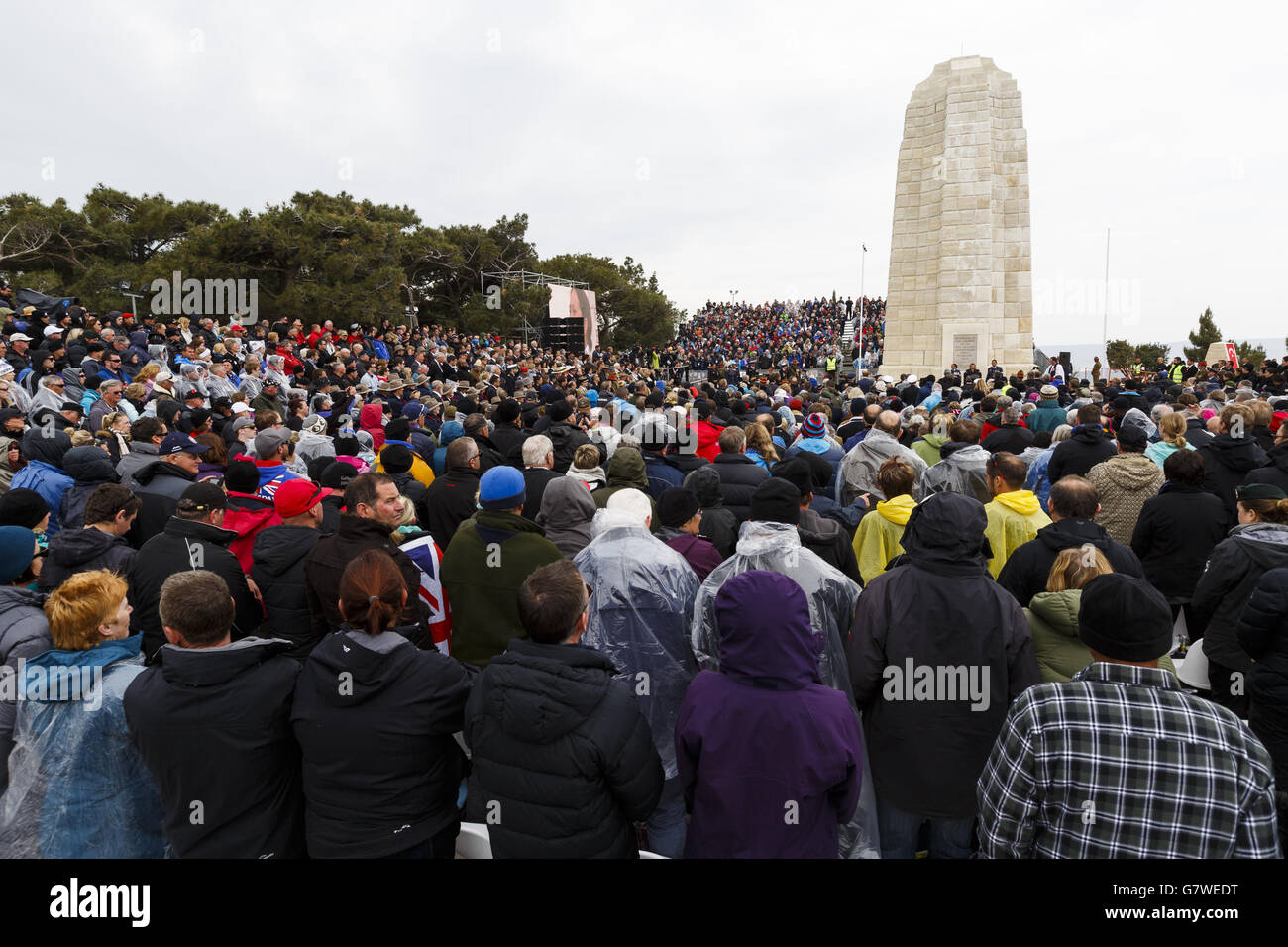 Im Rahmen der gedenkfeiern zum 100. Jahrestag der zum Scheitern verurteilten Gallipoli-Kampagne versammeln sich beim New Zealand Memorial Service in Chunuk Bair, Eceabat, Türkei Menschenmassen. Stockfoto