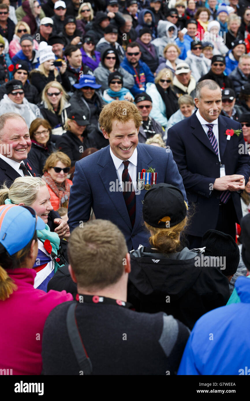 Prinz Harry begrüßt die Menge beim New Zealand Memorial Service in Chunuk Bair, Eceabat, Türkei als Teil der gedenkfeiern zum 100. Jahrestag der zum Scheitern verurteilten Gallipoli-Kampagne. Stockfoto