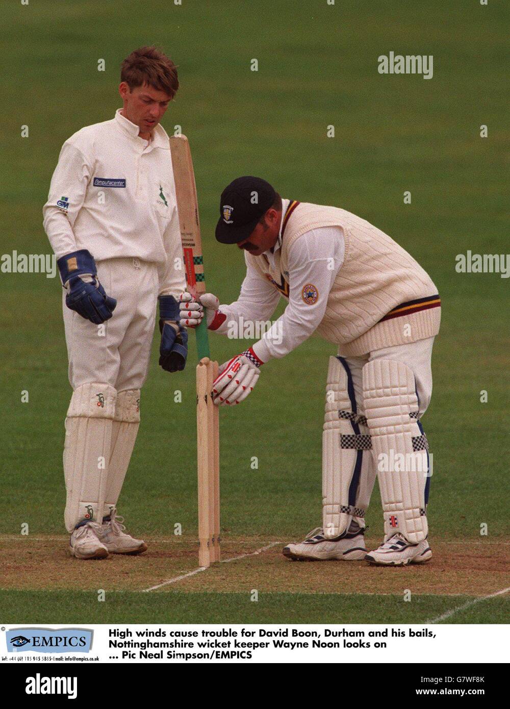 Starke Winde verursachen Probleme für David Boon, Durham und seine Bails. Nottinghamshire Wicket Keeper Wayne Noon schaut auf Stockfoto