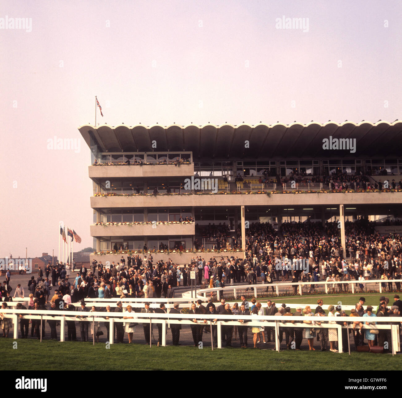 1m Tribüne offiziell eröffnet durch den Earl of Halifax auf Doncaster Racecourse. Es bietet eine Indoor-Arena für Buchmacher. Stockfoto