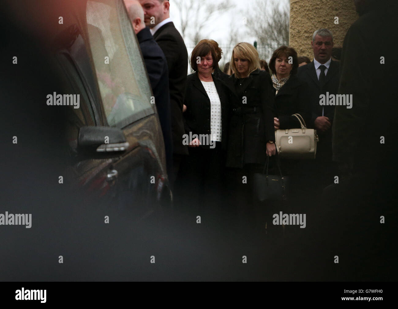 Marian Buckley (Mitte) sieht an, wie der Sarg ihrer Tochter Karen Buckley aus der Kirche St. Michael dem Erzengel, Analeenth, Co. Cork, getragen wird. Stockfoto