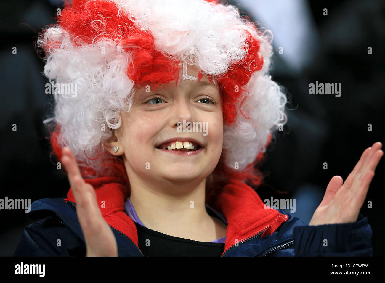 Fußball - UEFA Euro 2016 - Qualifikation - Gruppe E - England gegen Litauen - Wembley Stadium. Ein junger Fan, der eine England Perücke auf der Tribüne trägt. Stockfoto
