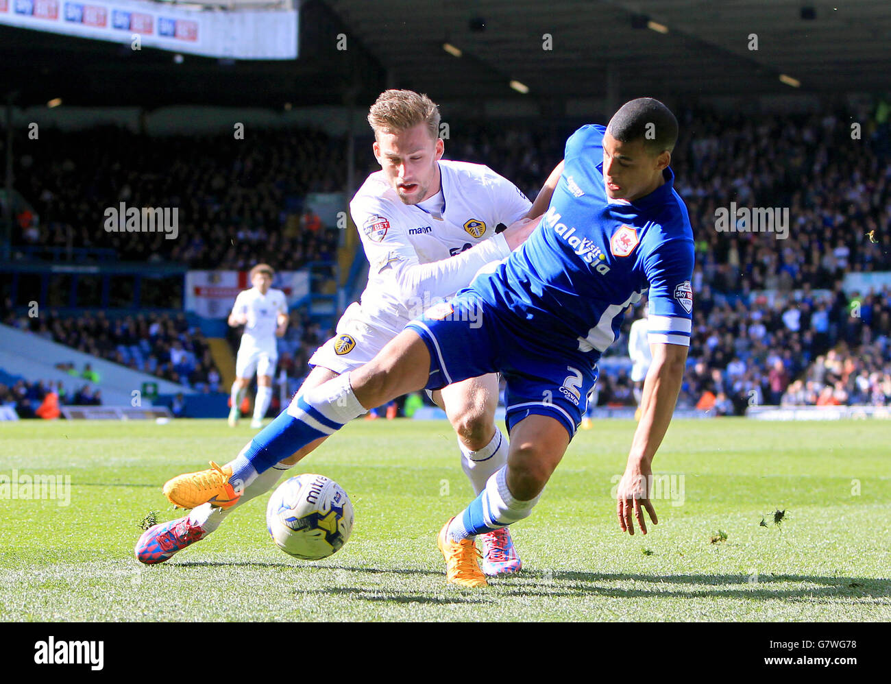 Fußball - Sky Bet Championship - Leeds United / Cardiff City - Elland Road. Lee Peltier (rechts) von Cardiff City und Charlie Taylor von Leeds United kämpfen um den Ball Stockfoto