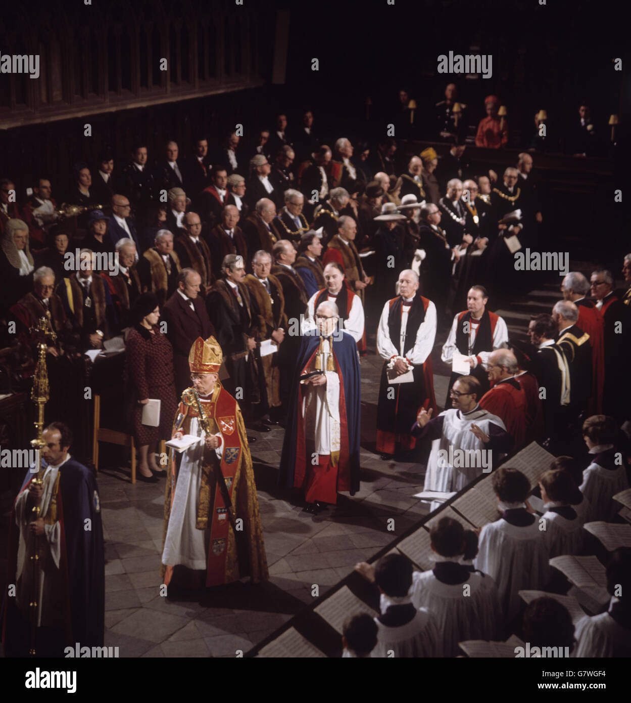 Dr. Donald Coggan, neuer Erzbischof von Canterbury, Primas von ganz England, in Prozession zum Hochaltar während der Inthronungszeremonie in der Kathedrale von Canterbury. Stockfoto