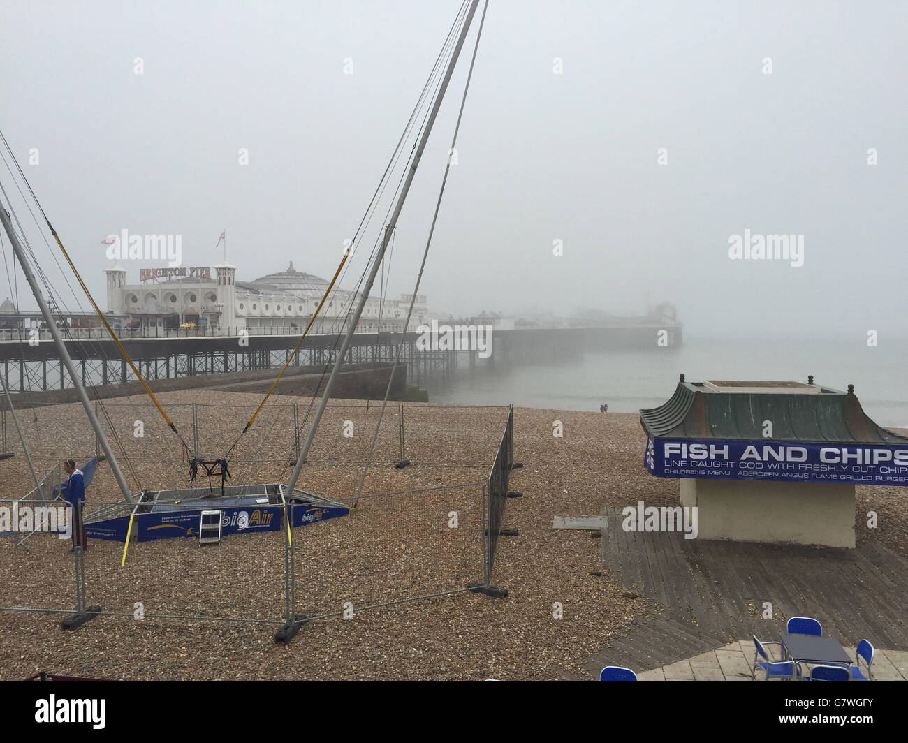 Ein völlig nebelbehüllter Brighton Pier, in krassem Gegensatz zum gestrigen Sonnenschein, als Großbritannien sich in seinen bisher heißesten Temperaturen des Jahres sonnen sollte, wobei das Quecksilber in dieser Woche höher steigen sollte als in Teilen Spaniens. Stockfoto