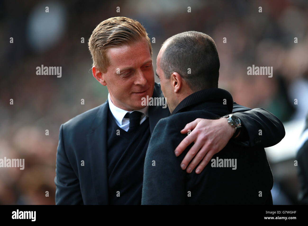 Swansea City Manager Gary Monk und Everton Manager Roberto Martinez (Rechts) Umarmung vor dem Spiel Stockfoto