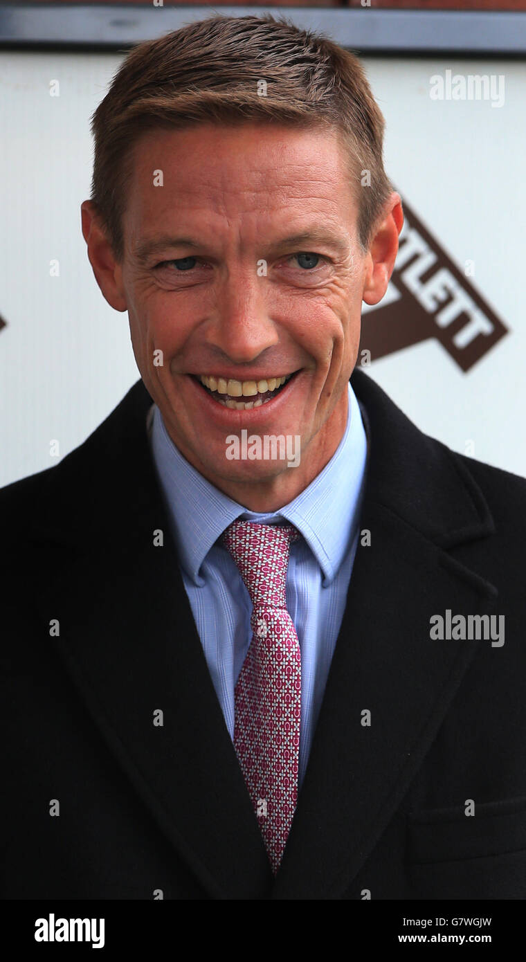 Jockey Richard Hughes während des Cheltenham Festivals auf der Pferderennbahn von Cheltenham. Stockfoto