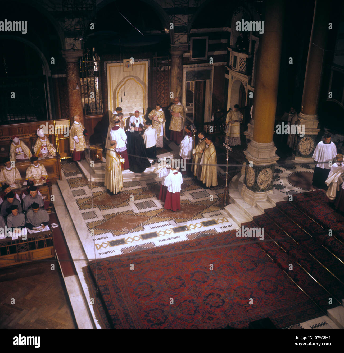 Blick von oben auf die Inthronisierung des neuen Erzbischofs von Westminster, Dr. John Heenan (sitzend) in der Westminster Cathedral, London. Stockfoto