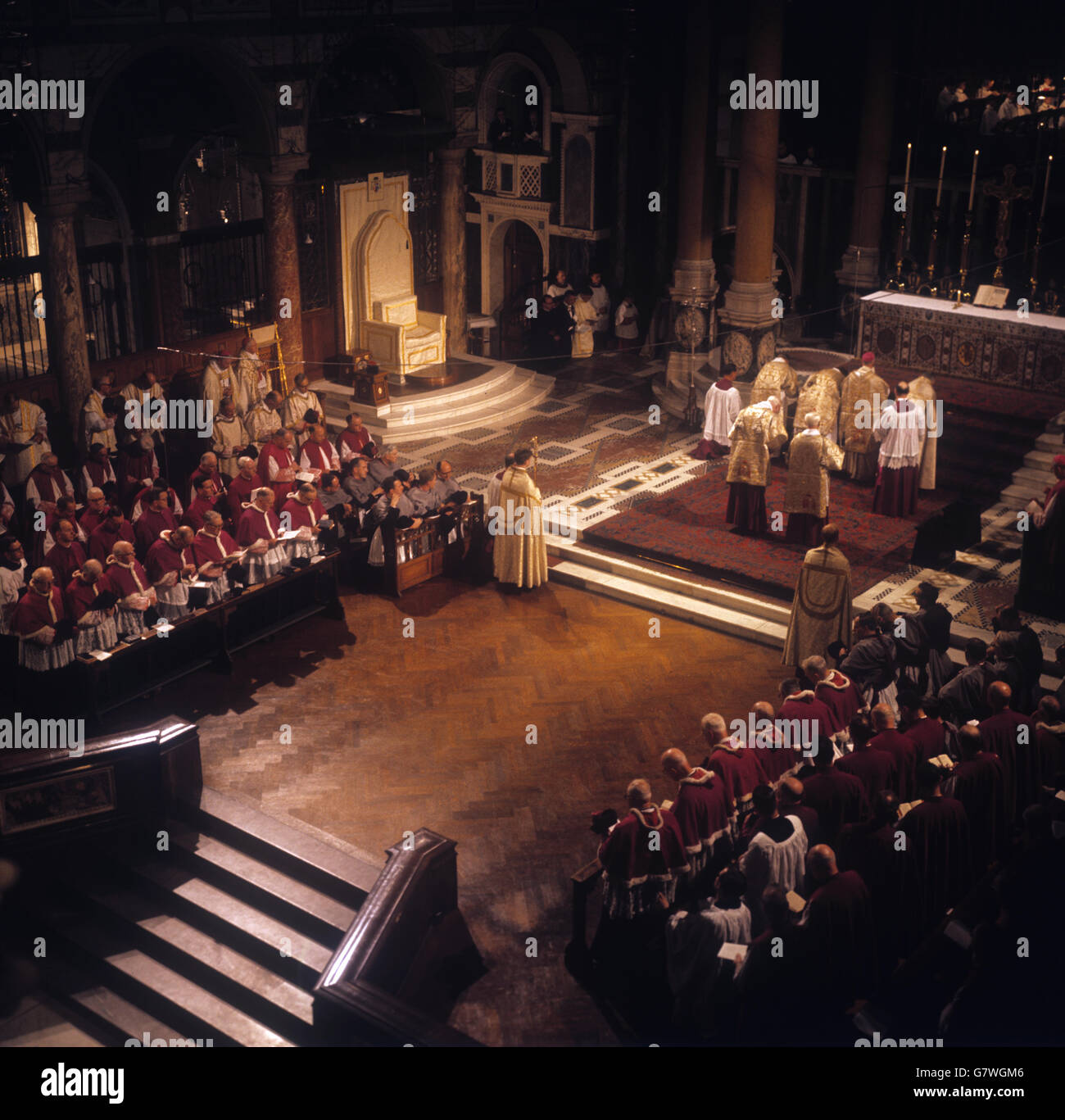 Blick von oben auf die Inthronisierung des neuen Erzbischofs von Westminster, Dr. John Heenan, in der Westminster Cathedral, London. Stockfoto