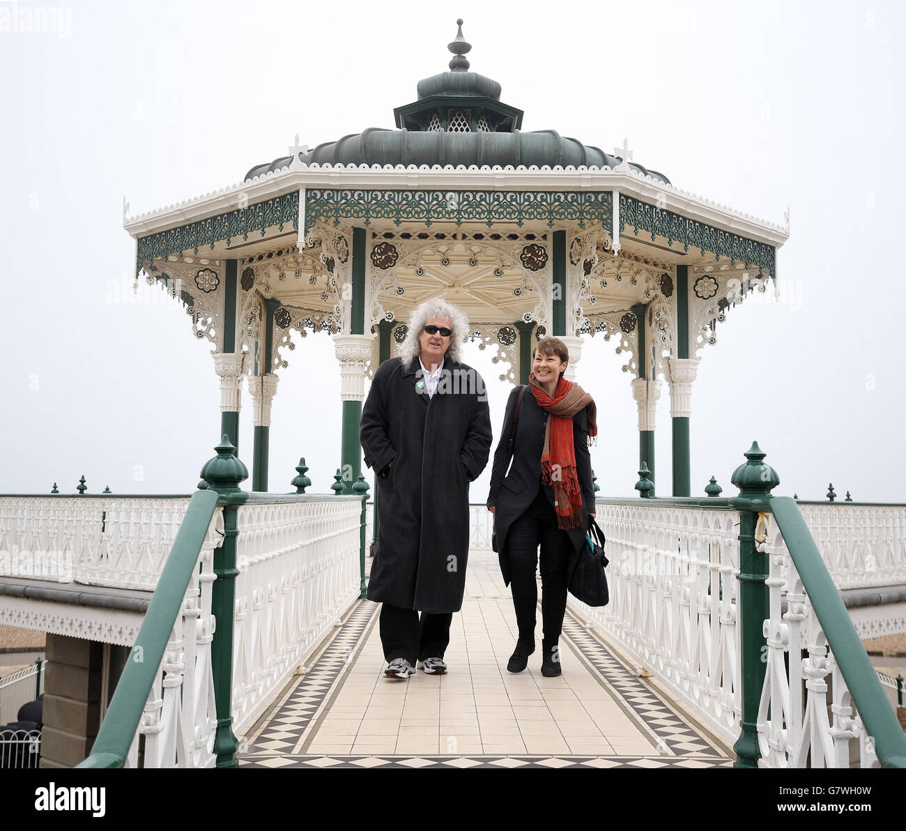 Queen-Gitarrist Brian May trifft auf die Parlamentskandidatin Caroline Lucas im Brighton Pavilion am Meer, wo sie über Demokratie und die Bedeutung von Wahlen sprach. Stockfoto