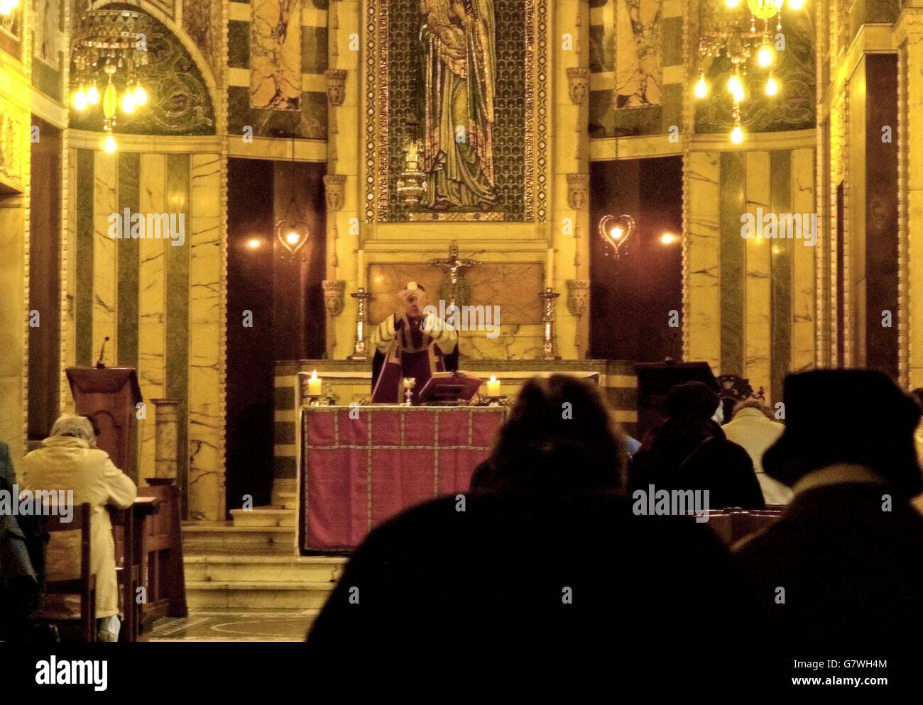 Pater Clements hält einen besonderen Gottesdienst in der Westminster Cathedral, London, für den kranken Papst. Stockfoto