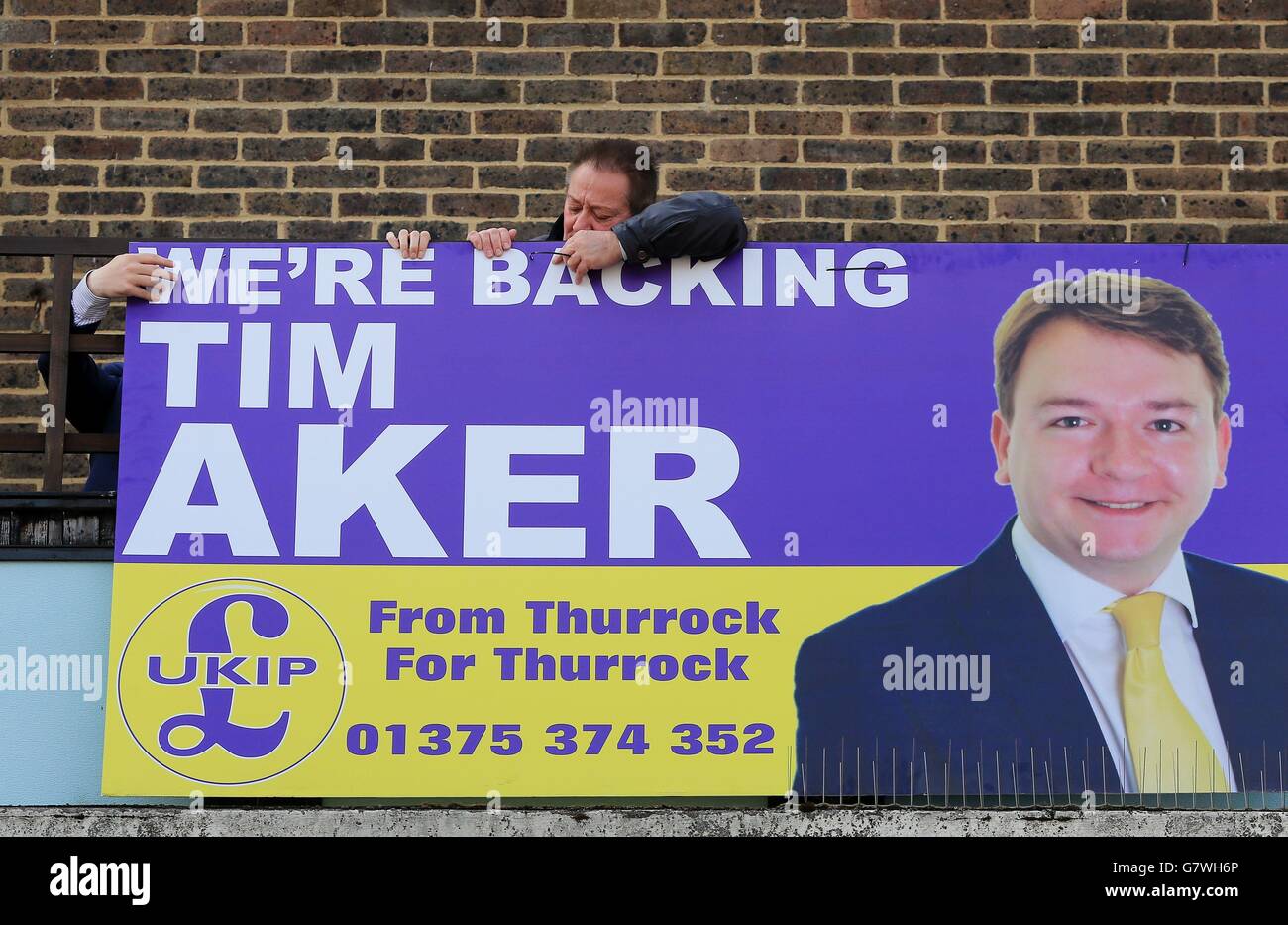 Die UKIP-Unterstützer in South Ockendon, Essex, sichern sich einen Beirat für ihren potenziellen lokalen Kandidaten Tim Aker für die nächste Parlamentswahl. Stockfoto