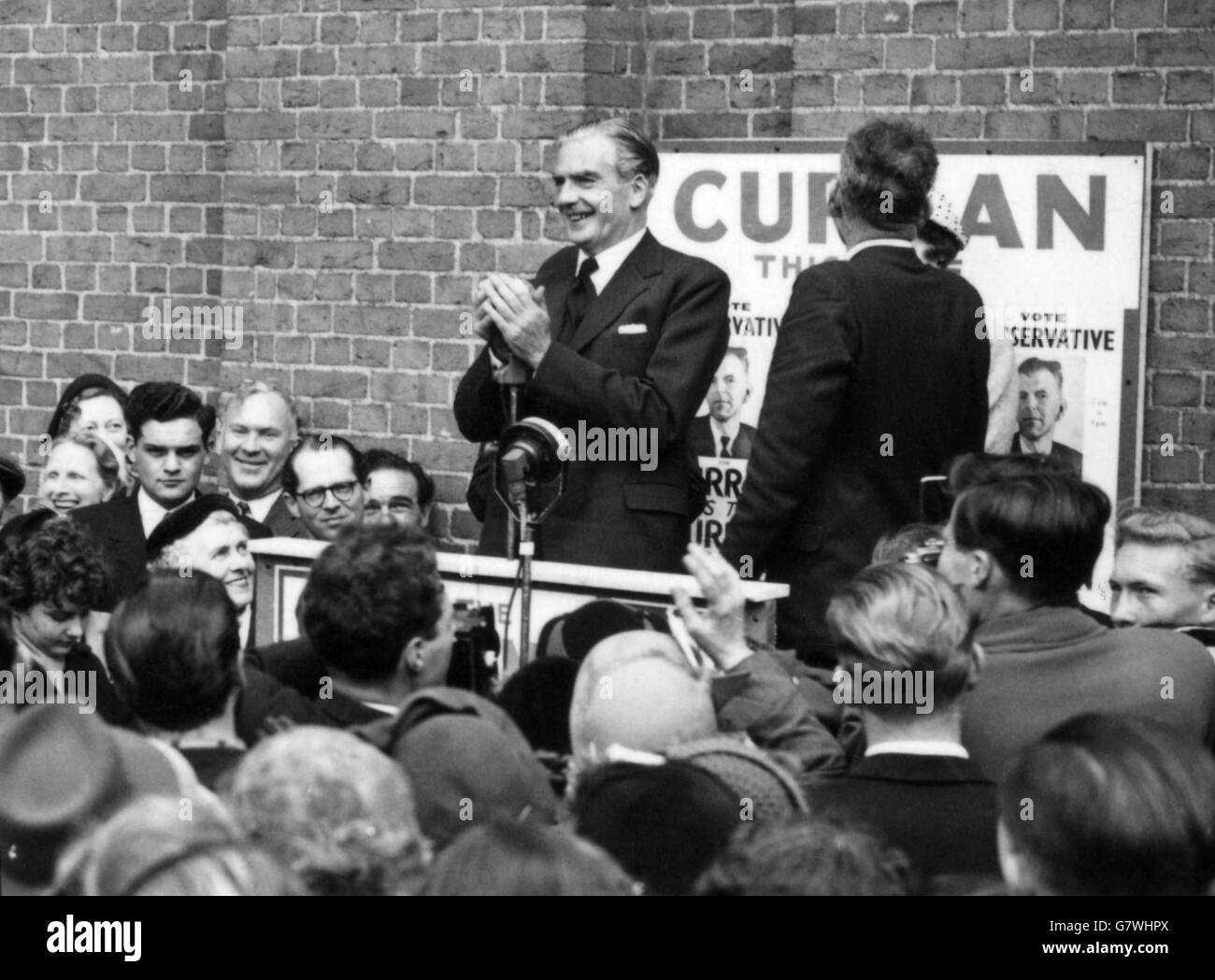 Freitag, den 13., aber der britische Premier Sir Anthony Eden scheint sich sicher zu sein, dass es sein Glückstag ist, da er sich glücklich vor einer allgemeinen Wahlsitzung in Uxbridge, Middlesex, wendet. Stockfoto