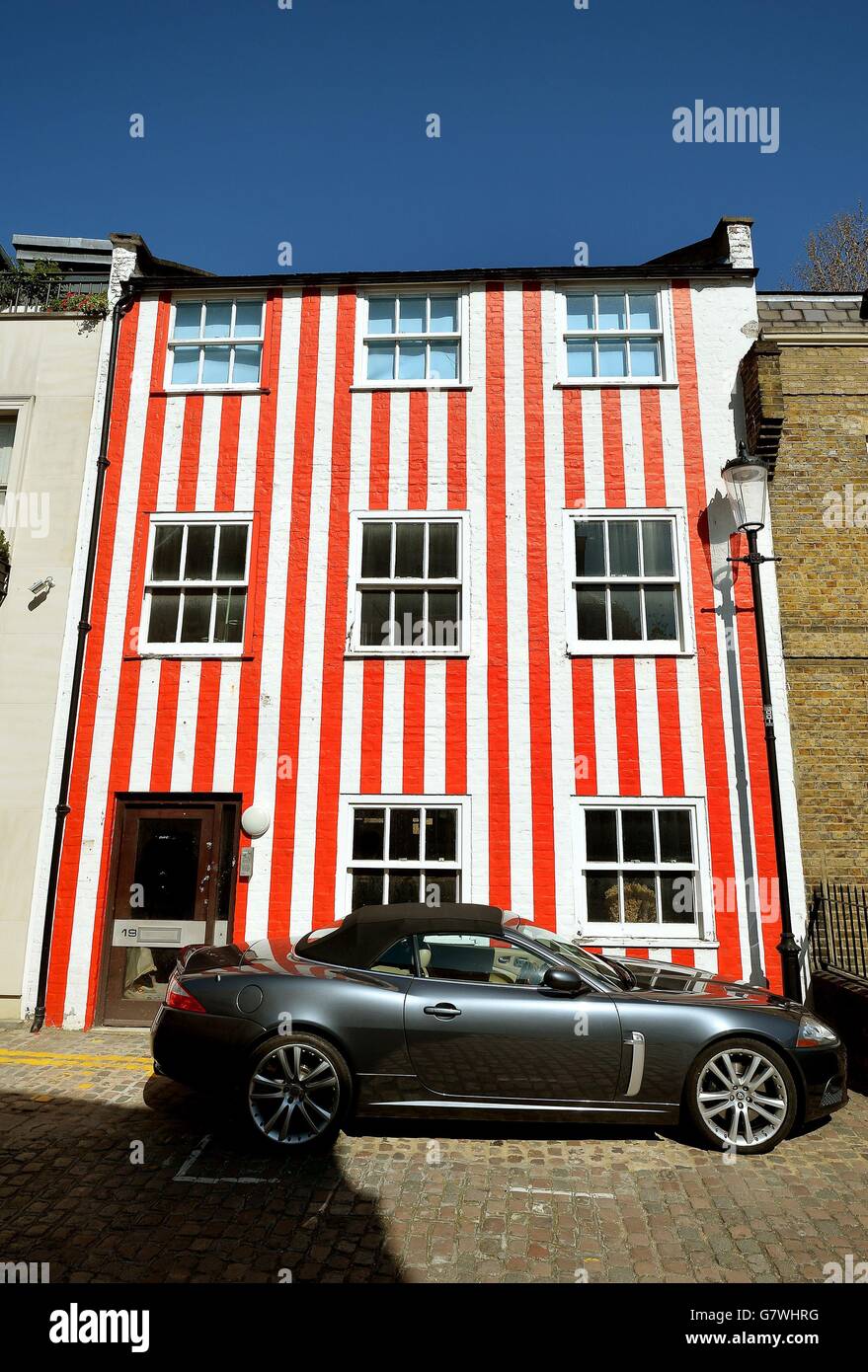 Ein rot-weiß gestreiftes Haus in South End, Kensington, London, das anscheinend vom Eigentümer aus Protest gegen die Ablehung eines Planungsantrags über Verbesserungen am Grundstück gemalt wurde. Stockfoto