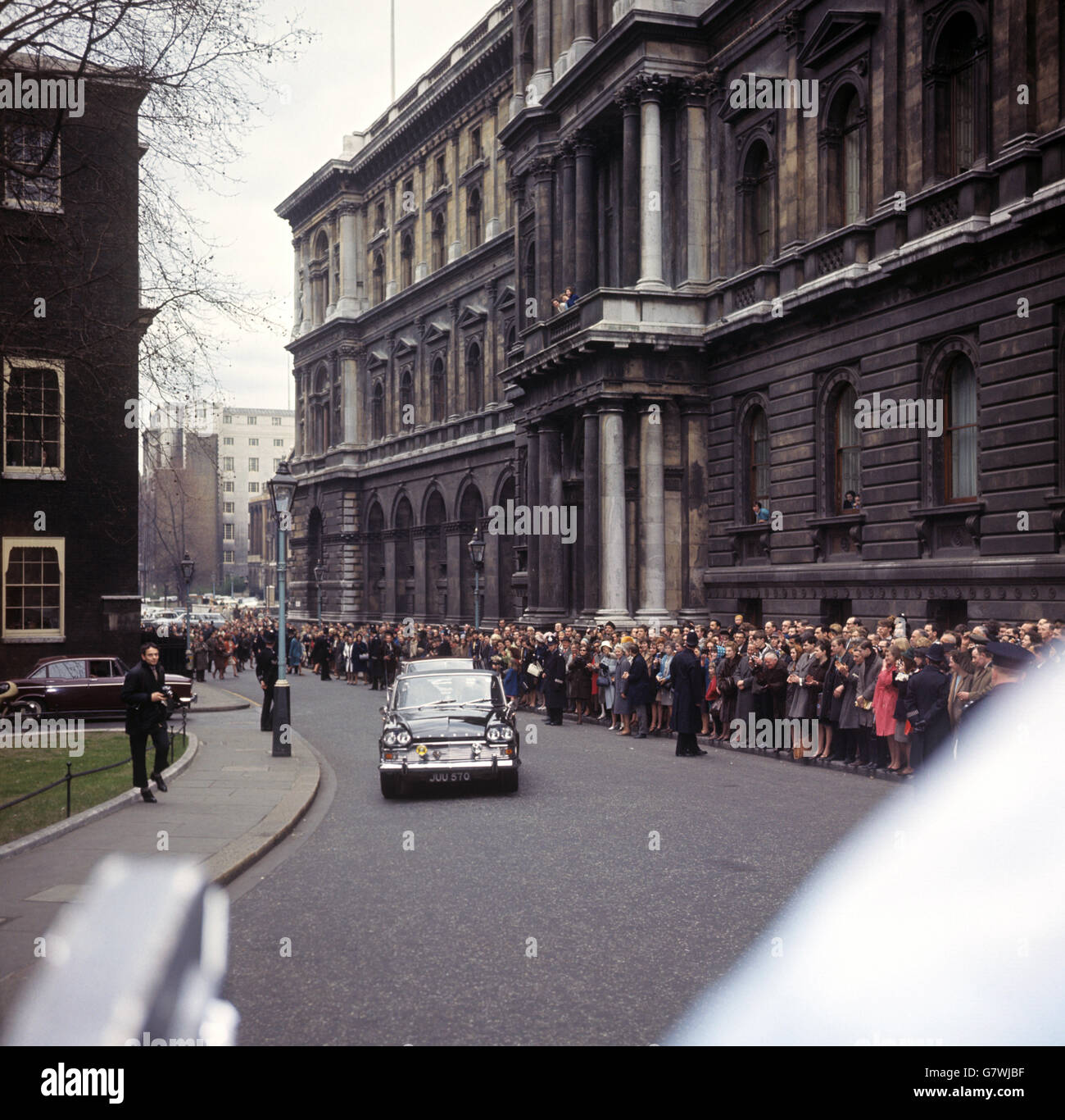 Begrüßen Menschenmassen entlang Downing Street als das Auto mit Harold Wilson und seine Frau bei No. 10 ankommt. Der Premierminister war aus Liverpool zurückgekehrt und hatte bereits eine große Mehrheit im neuen parlament zugesagt. Stockfoto